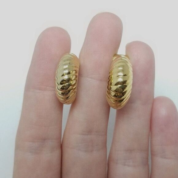 Vintage Crown Trifair Hoop Clip On Earrings, Gold Tone Ribbed Design, Estate - Picture 2 of 7